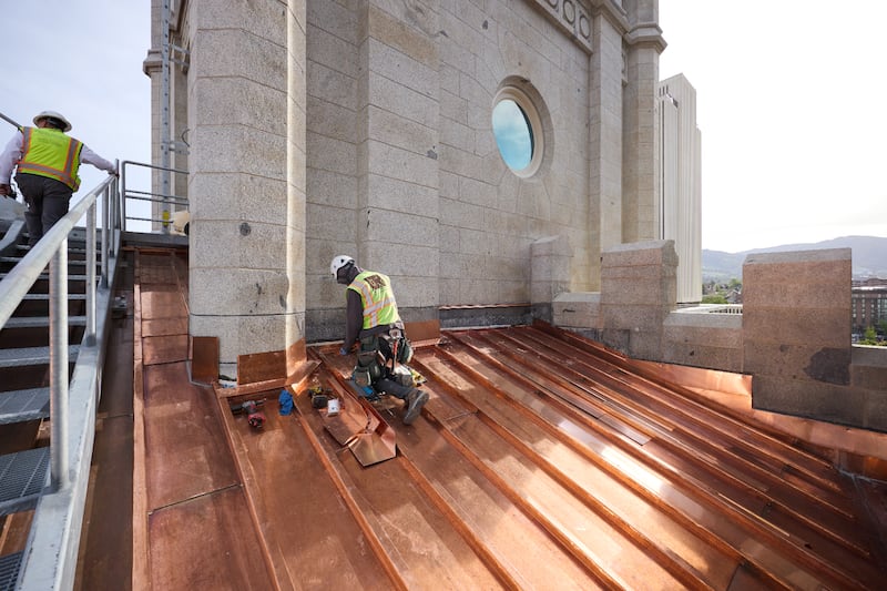 Equipes instalam um novo telhado de cobre no Templo de Salt Lake da Igreja de Jesus Cristo dos Santos dos Últimos Dias na terça-feira, 21 de abril de 2026, em Salt Lake City.