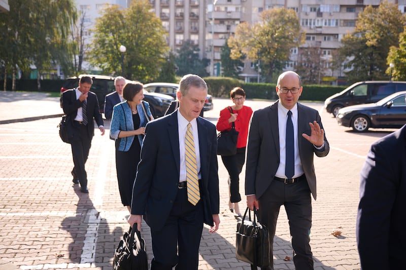 Élder David A. Bednar, do Quórum dos Doze Apóstolos, caminha até a capela em Bucareste, Romênia, com Élder Helmut D. Wondra, Setenta de Área, da Área Europa Central, no sábado, 15 de outubro de 2022. Com eles estão a irmã Susan Bednar, Élder Carl B. Cook, da Presidência dos Setenta, a irmã Lynette Cook, Élder Erich W. Kopischke, da presidência da Área Europa Central e a irmã Christiane Kopischke (atrás de Élder Bednar).