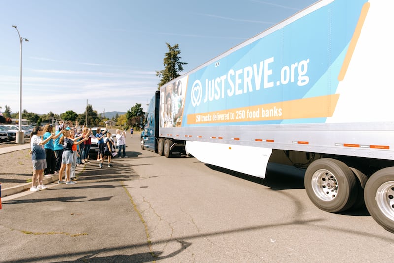 Voluntários do JustServe comemoram a entrega de um caminhão de alimentos de A Igreja de Jesus Cristo dos Santos dos Últimos Dias para o banco de alimentos Partners INW em Spokane Valley, Washington, na quinta-feira, 25 de junho de 2026.