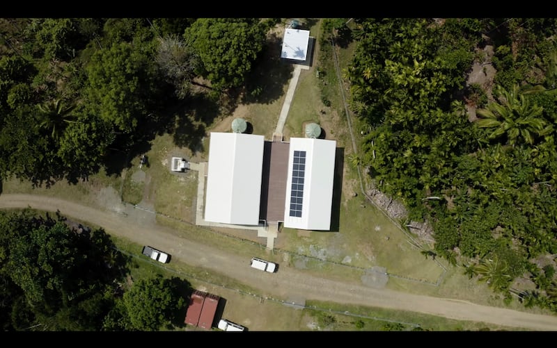 Uma casa de reuniões simplificada em Papua-Nova Guiné, equipada com painéis solares e internet via satélite, permite que as congregações se reúnam, estudem e participem dos programas da Igreja em áreas remotas.