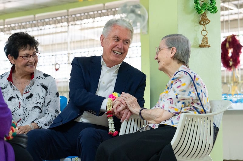 Élder Dieter F. Uchtdorf, ao centro, e Irmã Harriet Uchtdorf, à esquerda, conversam com a Irmã Louise Horgan na Good Shepherd Sisters Bangkok.