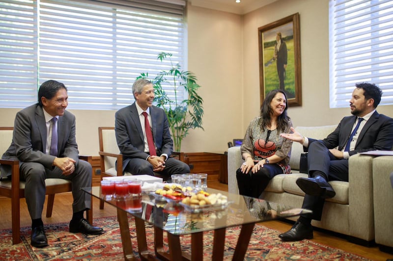 Elder Joaquín E. Costa, uma Setenta Autoridade Geral e presidente da Área América do Sul Sul da Igreja, segundo da esquerda para a direita, reúne-se com autoridades governamentais chilenas em Santiago, Chile, no início de fevereiro de 2026.
