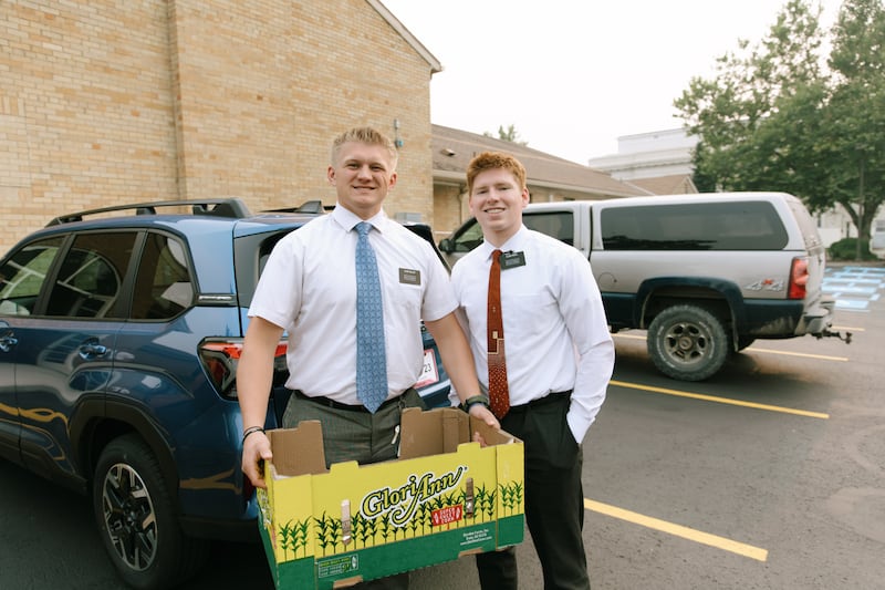Missionários da Missão Washington Spokane levam alimentos ao centro de estaca para pessoas afetadas pelos incêndios florestais em Spokane, Washington, em 2 de agosto de 2026.