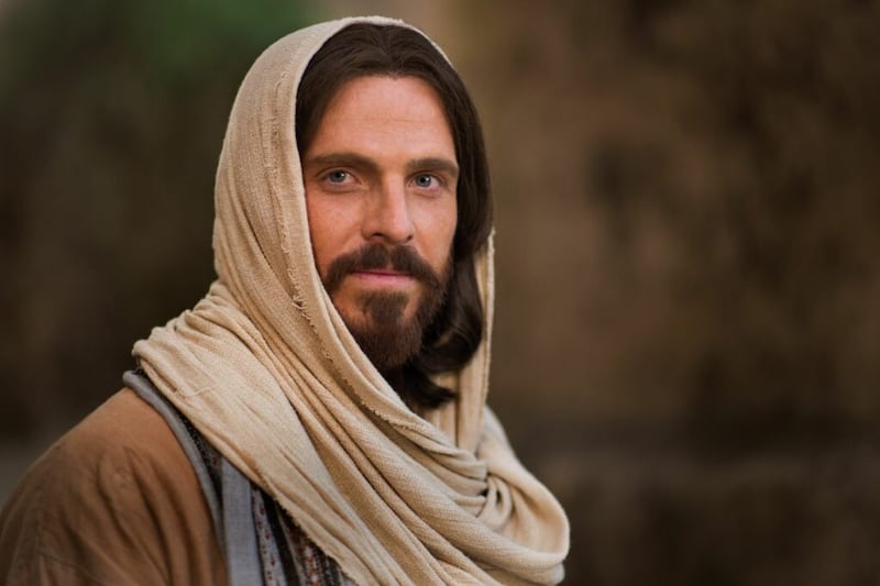 Jesus Cristo é interpretado em uma cena dos vídeos da Bíblia publicados pela Igreja de Jesus Cristo dos Santos dos Últimos Dias. Élder Jeffrey R. Holland, do Quórum dos Doze Apóstolos, disse aos estudantes na Universidade do Estado de Utah no dia 23 de abril de 2021 que a liderança perfeita foi exemplificada pelo Salvador Jesus Cristo.