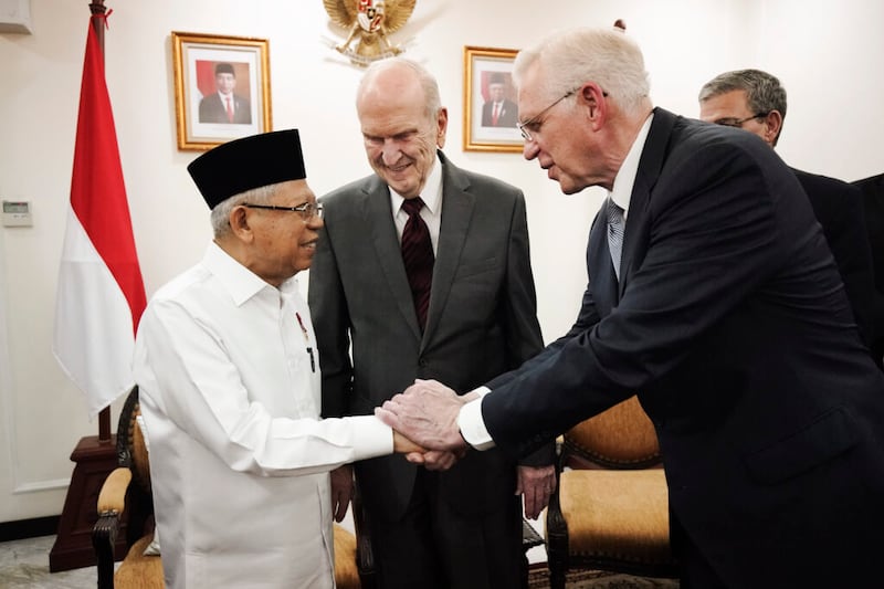 Presidente Russell M. Nelson, de A Igreja de Jesus Cristo dos Santos dos Últimos Dias, encontra-se com de Ma’ruf Amin, vice-presidente da Indonésia, em Jacarta, Indonésia, no dia 21 de novembro, 2019.