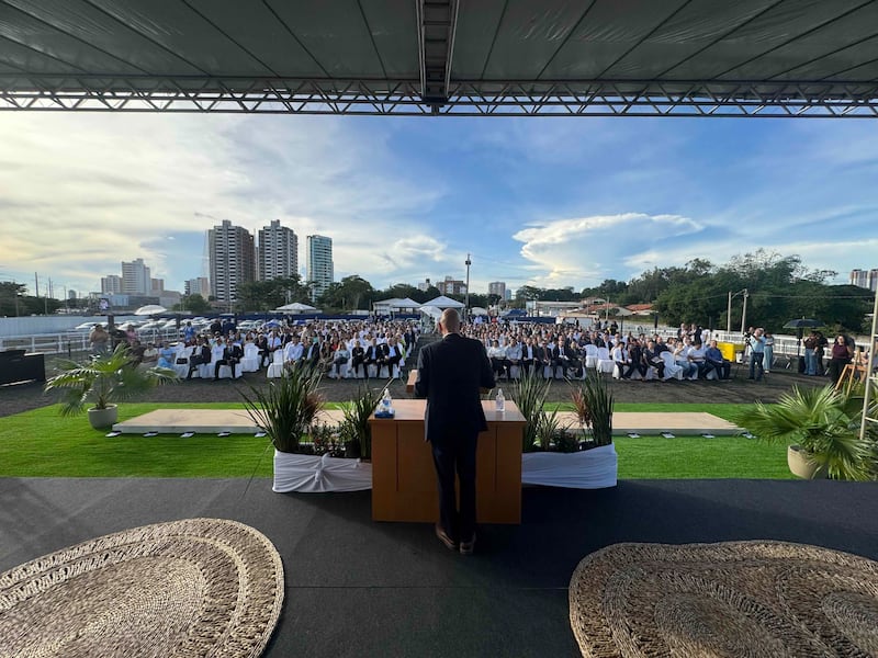 Elder Ciro Schmeil — Setenta Autoridade Geral e primeiro conselheiro da presidência da Área Brasil — fala na cerimônia de inauguração do Templo de Teresina Brasil no sábado, 18 de abril de 2026, em Teresina, Brasil.