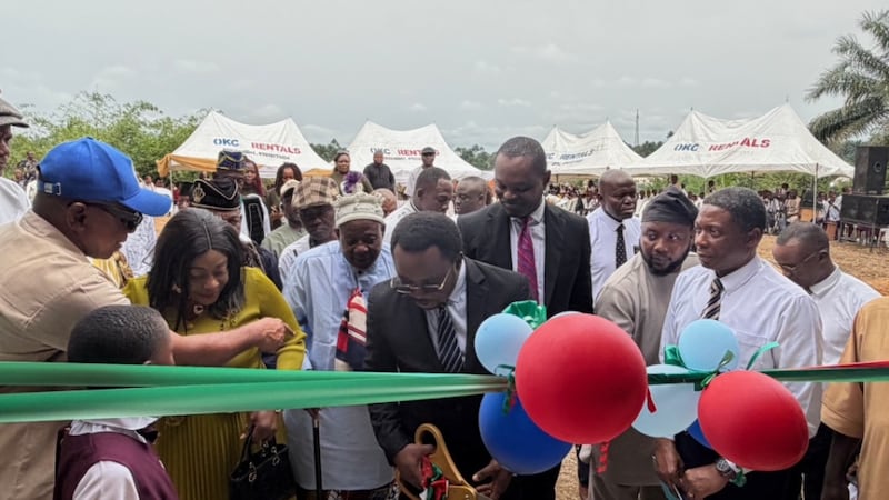 Autoridades cortam a fita de um novo conjunto de salas de aula do Government Technical College no estado de Cross River, Nigéria, em 4 de fevereiro de 2026.