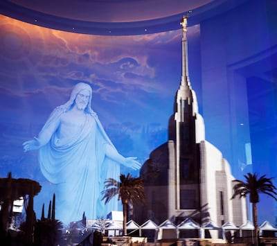 O Templo de Roma Itália reflete na janela do Centro de Visitantes de A Igreja de Jesus Cristo dos Santos dos Últimos Dias, na segunda-feira, dia 14 de janeiro, 2019.