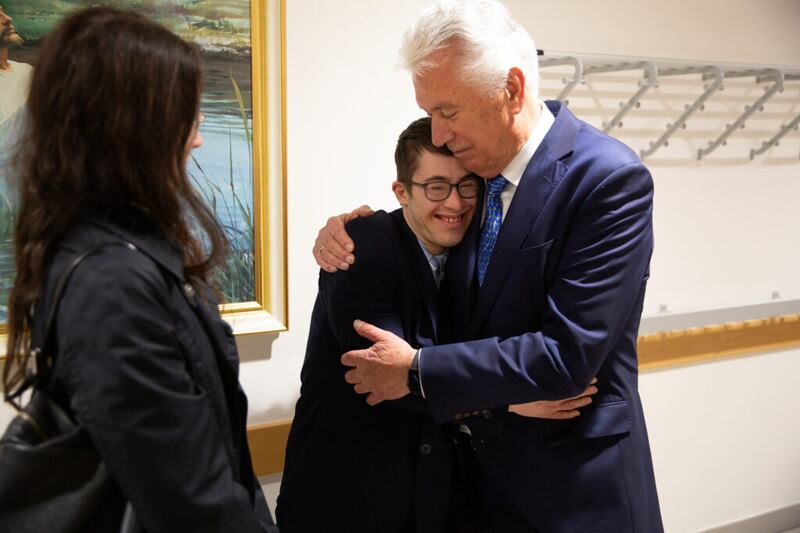 Élder Dieter F. Uchtdorf, do Quórum dos Doze Apóstolos, cumprimenta as pessoas na capela de Friedrichsdorf, Alemanha, em 22 de abril de 2022.