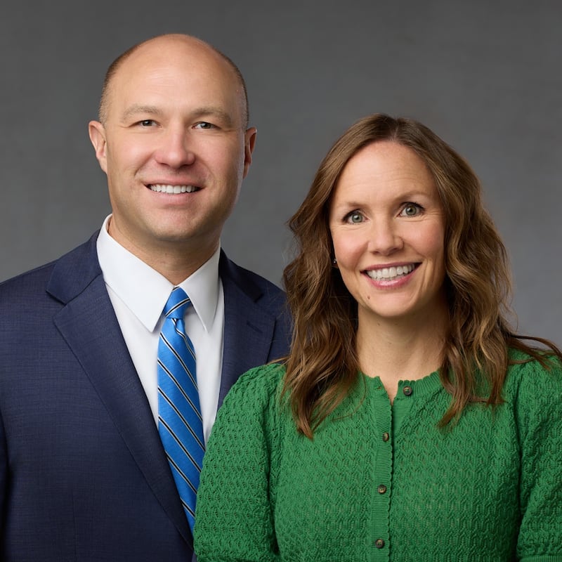 Matthew R. Henriksen e Rebecca S. Henriksen, que servirão como presidente e companheira da nova Missão França Paris Sul a partir de julho de 2026.