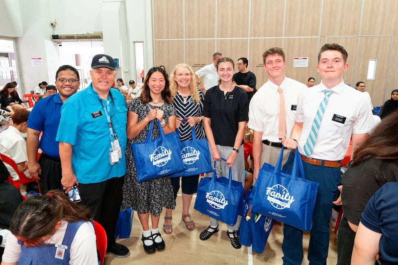 Missionários da Igreja de Jesus Cristo dos Santos dos Últimos Dias e da Fundação Rahmatan Lil Alamin preparam-se para começar a distribuir sacolas de rações doadas no projeto de serviço "Study Awards cum" no West Coast Community Centre, em Singapura, em 6 de dezembro de 2025.