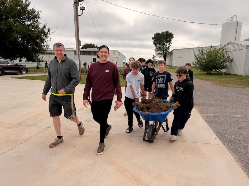 Jovens voluntários fazem trabalho de jardinagem no Programa de Equitação Terapêutica da Savannah Station em Yukon, Oklahoma, para o Dia Global do Serviço Jovem em abril de 2026.