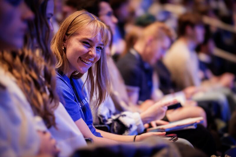 Alunos e professores reúnem-se no Marriott Center para o devocional com Elder John A. McCune, Setenta Autoridade Geral, na terça-feira, 9 de dezembro de 2025, em Provo, Utah.
