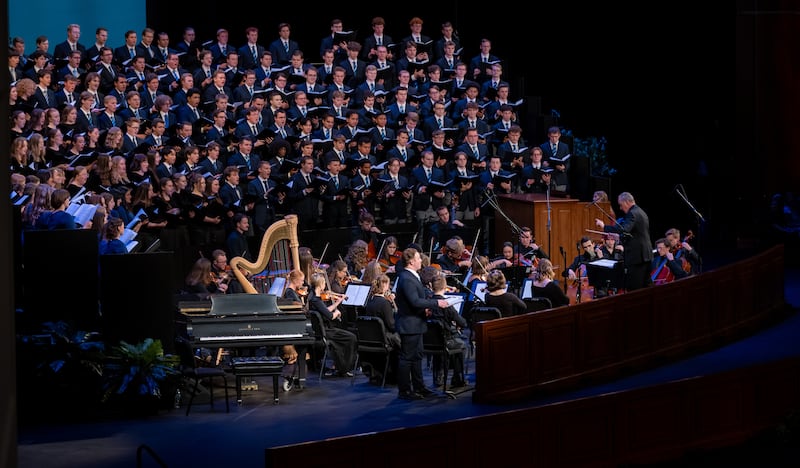 Os coros de concerto da BYU-Idaho interpretam uma canção intitulada "One by One" com letras escritas por Élder David A. Bednar do Quórum dos Doze Apóstolos, durante o devocional realizado no BYU–I Center em Rexburg, Idaho, na quinta-feira, 8 de outubro de 2026.