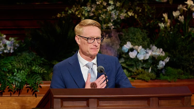 Elder Aaron T. Hall, Setenta Autoridade Geral, discursa durante a sessão de domingo à tarde da 196ª Conferência Geral Anual de A Igreja de Jesus Cristo dos Santos dos Últimos Dias no Centro de Conferências em Salt Lake City, em 5 de abril de 2026.