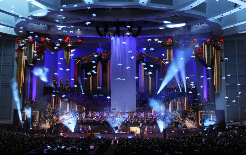 Pequenos paraquedas caem do teto do Centro de Conferências em Salt Lake City, conforme Tom Brokaw conta a história de Gail Halvorsen, o “Candy Bomber”, durante o concerto de Natal do Coro do Tabernáculo em Salt Lake City na sexta-feira, 14 de dezembro de 2012.