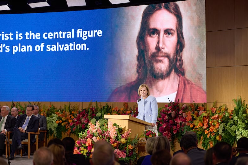A irmã Amy A. Wright, primeira conselheira na presidência geral da Primária e membro do Conselho Executivo Missionário da Igreja, discursa durante o Seminário para Novos Líderes de Missão de 2026 na sexta-feira, 19 de junho de 2026, no Centro de Treinamento Missionário de Provo, em Provo, Utah.