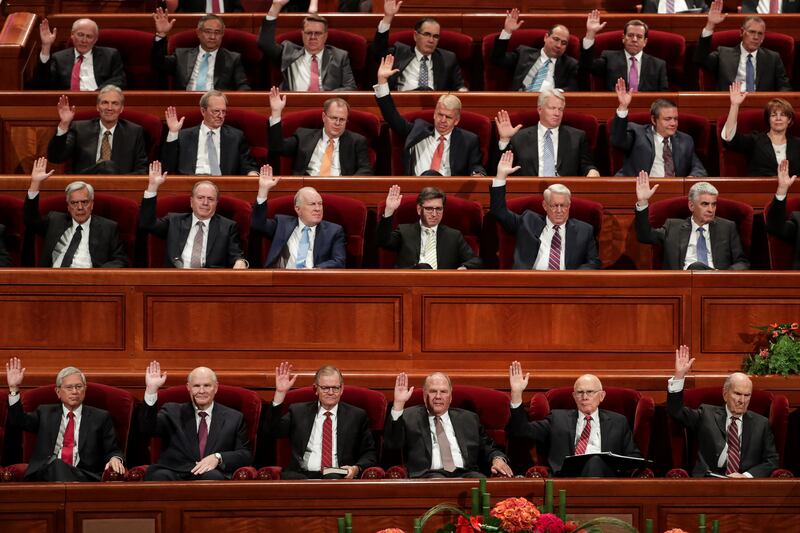 Presidente Russell M. Nelson, no canto inferior direito, e outros líderes da Igreja levantam a mão para apoiar os membros do Quórum dos Doze Apóstolos, durante a sessão da tarde de sábado da 188ª Conferência Geral Semestral de A Igreja de Jesus Cristo dos Santos dos Últimos Dias, no Centro de Conferências em Salt Lake City, no sábado, 6 de outubro de 2018.