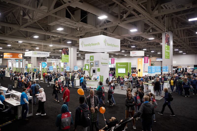 Os participantes da RootsTech enchem o salão de exposições do Salt Palace Convention Center em Salt Lake City no sábado, 29 de fevereiro de 2020.