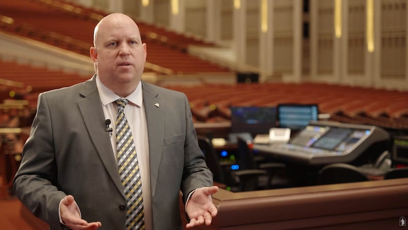Aaron Kobel, um engenheiro de áudio da Igreja, é apresentado em um novo vídeo da Igreja sobre o trabalho nos bastidores de técnicos de áudio e luz antes da conferência geral.