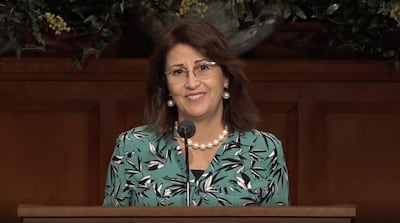 A irmã Rosana Soares discursa na transmissão de um devocional mundial para missionários no dia 18 de março de 2021.