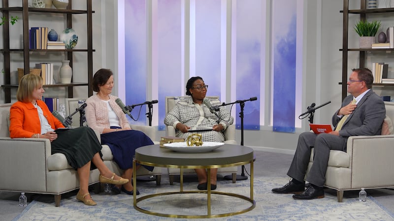 Presidente Susan H. Porter, Irmã Amy A. Wright e Irmã Tracy Y. Browning falam com Ryan Jensen na quinta-feira, 2 de julho de 2026.