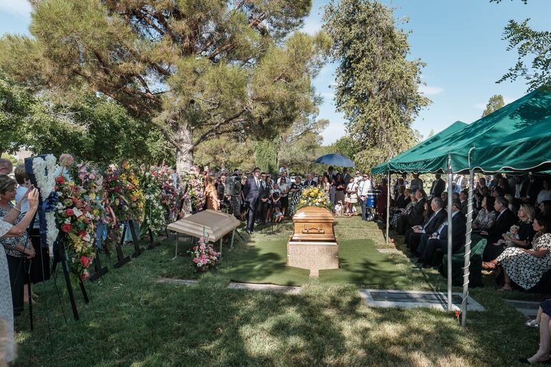 Familiares se reúnem para a cerimônia do enterro da irmã Patricia Terry Holland, esposa de Élder Jeffrey R. Holland, do Quórum dos Doze Apóstolos de A Igreja de Jesus Cristo dos Santos dos Últimos Dias, em St. George, Utah, no sábado, julho 29 de 2023.