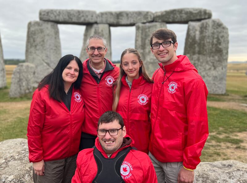 Élder Nathan Smith, na frente no centro, sorri com sua família em frente ao monumento Stonehenge na Inglaterra em 9 de agosto de 2025.