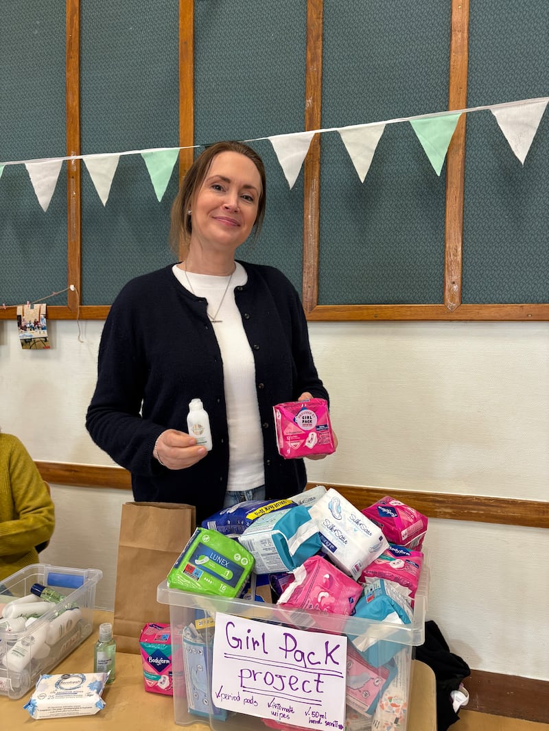 Naomi Reeves do Ala Milton Keynes mostra itens coletados para o Girl Pack durante uma atividade de serviço da Sociedade de Socorro da estaca em Northampton, Inglaterra, 14 de março de 2026.