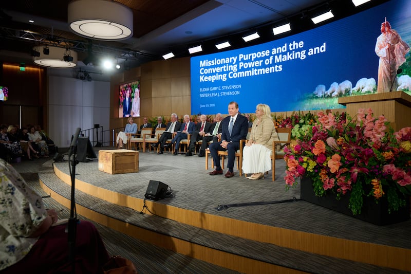 Élder Gary E. Stevenson, do Quórum dos Doze Apóstolos, e sua esposa, irmã Lesa Stevenson, discursam juntos no Seminário para Novos Líderes de Missão de 2026, no Centro de Treinamento Missionário de Provo, em Provo, Utah, na sexta-feira, 19 de junho de 2026.