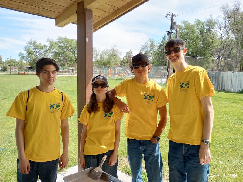 Jovens voluntários da Estaca Fountain Colorado pintam pavilhões de um parque em Fountain, Colorado, dia 2 de junho de 2023.
