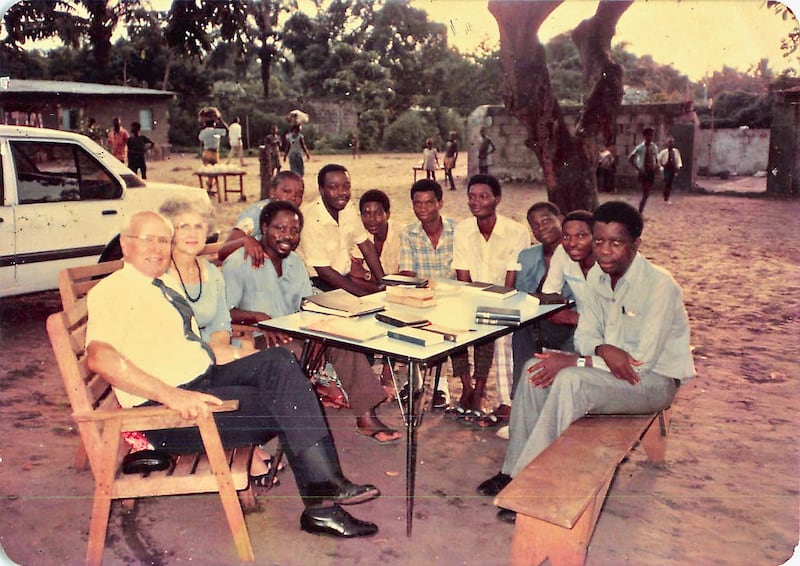 Elder R. Bay Hutchings e a Irmã Jean Hutchings, as duas primeiras missionárias na Zaire (atualmente República Democrática do Congo) ensinam a primeira lição missionária na casa da família Banza em Kinshasa em 1986.