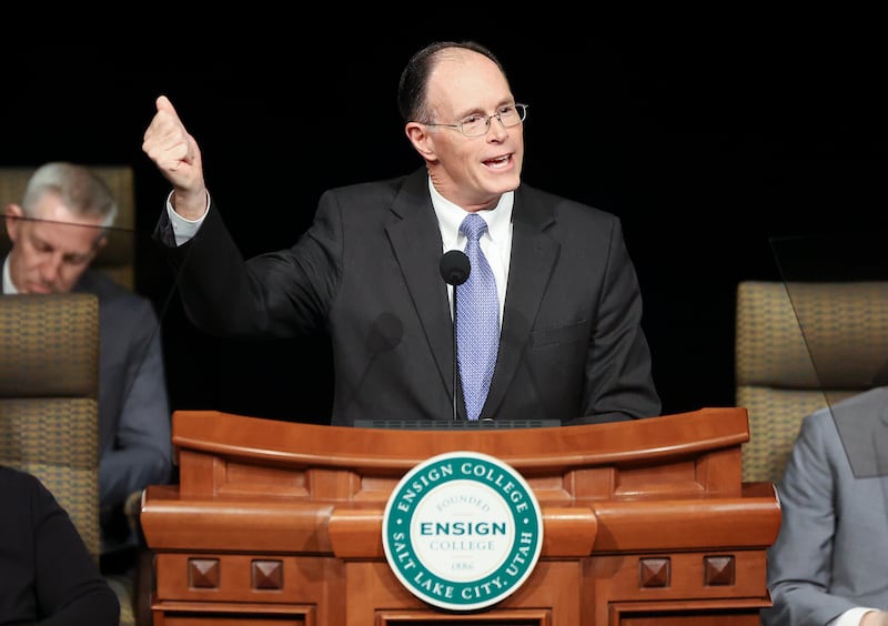 Bispo W. Christopher Waddell, primeiro conselheiro no Bispado Presidente, discursa no devocional semanal da Ensign College, realizado no Teatro do Centro de Conferências em Salt Lake City na terça-feira, 23 de janeiro de 2024.