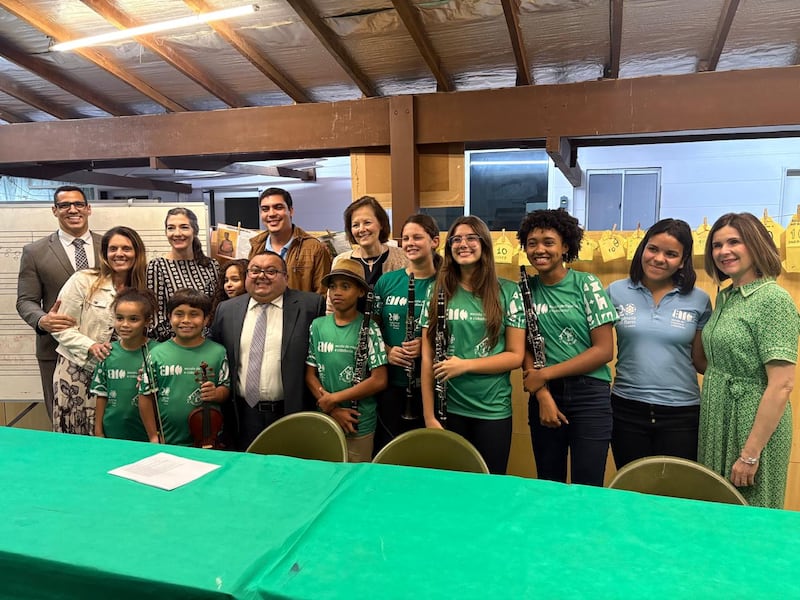 A Presidente Geral da Primária Susan H. Porter e a Irmã Andrea Muñoz Spannaus tiram uma foto com crianças aprendendo música no Instituto Ayrton Senna no Rio de Janeiro, Brasil, sexta-feira, 12 de junho de 2026.