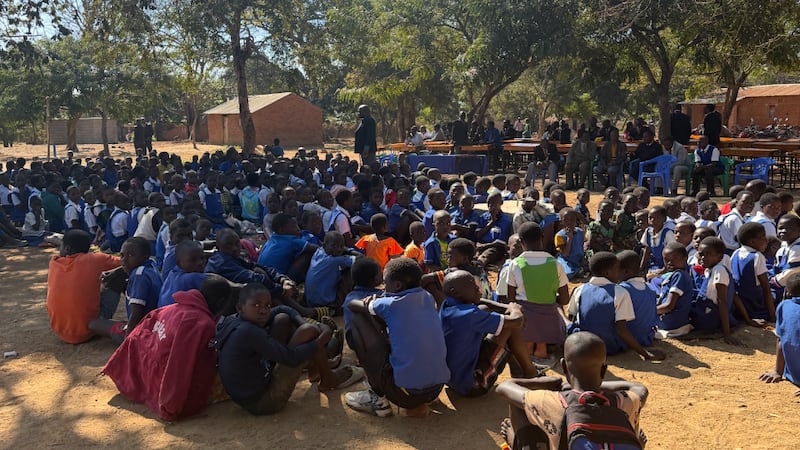 Alunos assistem à cerimônia de inauguração de blocos de salas de aula recém-construídas na Escola Primária Magwero no Distrito de Lilongwe, Malawi, 19 de junho de 2026.