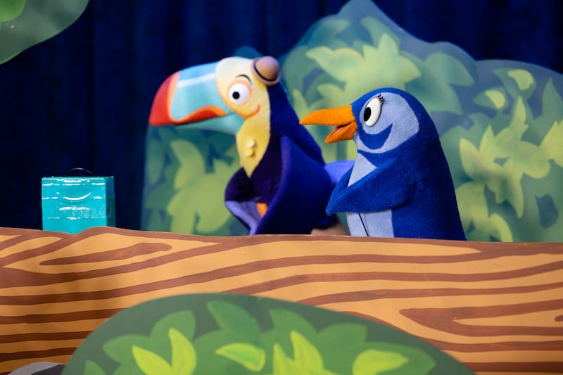 Fantoches de pássaros chamados Gilbert e Penny fazem parte da filmagem do Amigo para Amigo de maio de 2026.