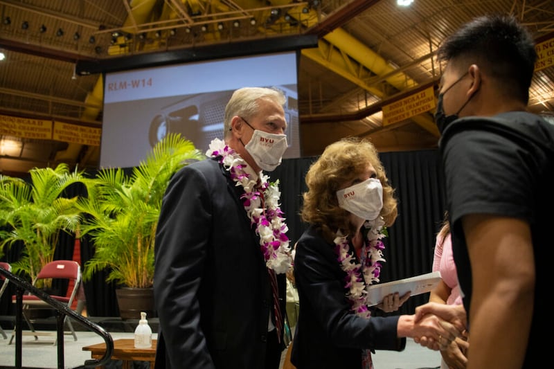 Élder K. Brett Nattress, Setenta Autoridade Geral, e sua esposa, a irmã Shawna A. Nattress, cumprimentam estudantes da BYU-Havaí antes de Élder Nattress discursar durante o devocional do campus em Laie, Havaí, na terça-feira, dia 5 de outubro de 2021.