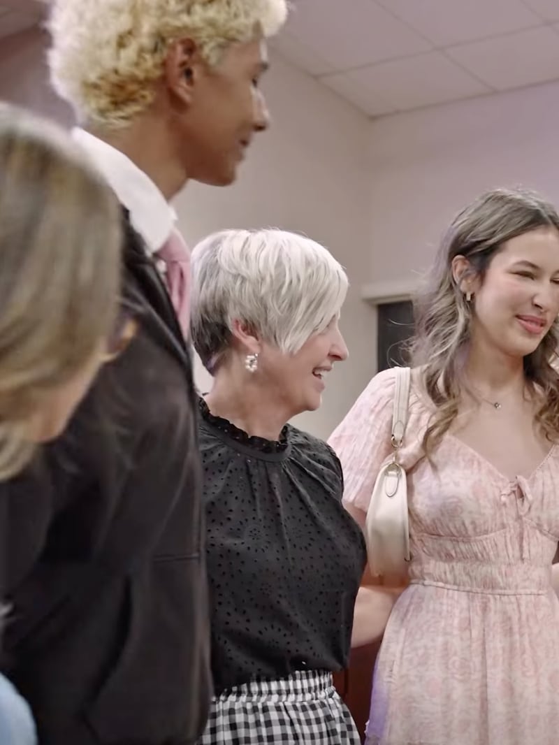 Presidente Emily Belle Freeman cumprimenta os jovens ao ministrar de Porto Rico em maio de 2026.