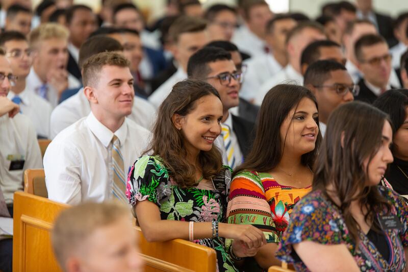 Missionários das missões Brasil Recife Norte e Brasil Recife Sul ouvem Élder Neil L. Andersen, do Quórum dos Doze Apóstolos, em Recife, Brasil, no sábado, 4 de março de 2023.