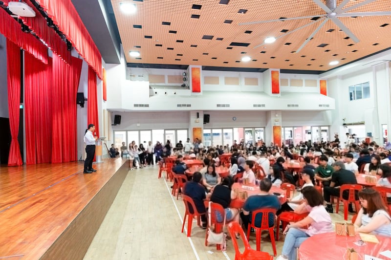 O Ministro Desmond Lee discursa para o público no evento de projeto de serviço de prêmios de estudo no West Coast Community Centre em Singapura, 6 de dezembro de 2025.