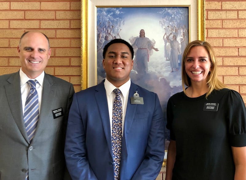 Élder Heneli Kata, ao centro, posa para foto com o presidente Justin R. Spencer, à esquerda, e a síster Kristen Spencer, à direita, líderes da Missão Utah Salt Lake City Oeste em Salt Lake City, Utah, em julho de 2021.