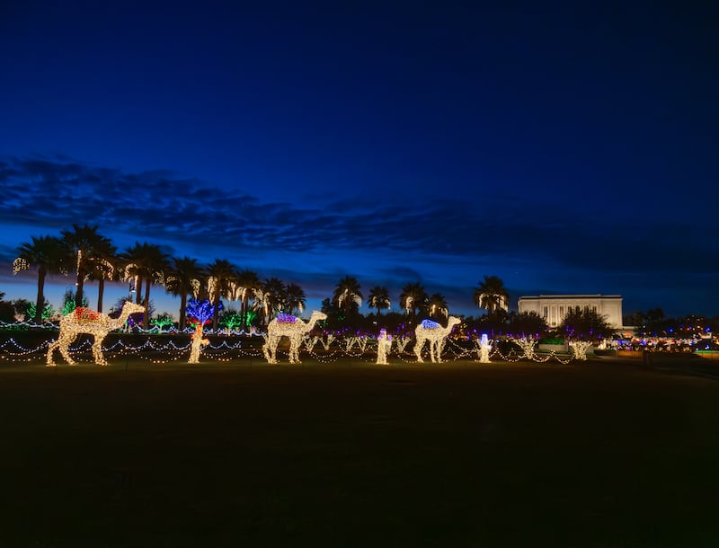 Luzes de Natal estão em exibição no terreno do Templo de Mesa Arizona em 5 de dezembro de 2025.