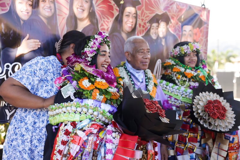 Os graduados da BYU–Hawaii celebram com familiares e amigos do lado de fora do Cannon Activities Center em Laie, Hawaii, após a formatura na sexta-feira, 12 de dezembro de 2025.