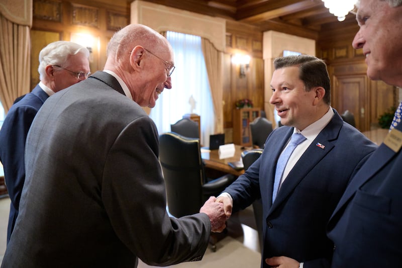 O Presidente Henry B. Eyring, primeiro conselheiro da Primeira Presidência, cumprimenta Miloslav Stašek, embaixador da República Tcheca nos Estados Unidos, durante uma visita.
