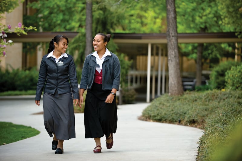 Duas missionárias caminham no Centro de Treinamento Missionário em Provo, Utah.