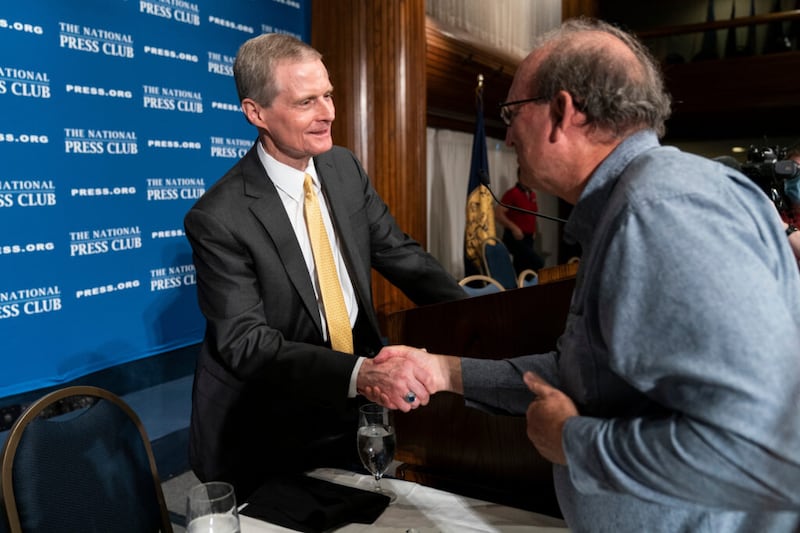 Élder David A. Bednar, membro do Quórum dos Doze Apóstolos de A Igreja de Jesus Cristo dos Santos dos Últimos Dias, cumprimenta os convidados após discursar no National Press Club em Washington D.C., na quinta-feira, 26 de maio de 2022.