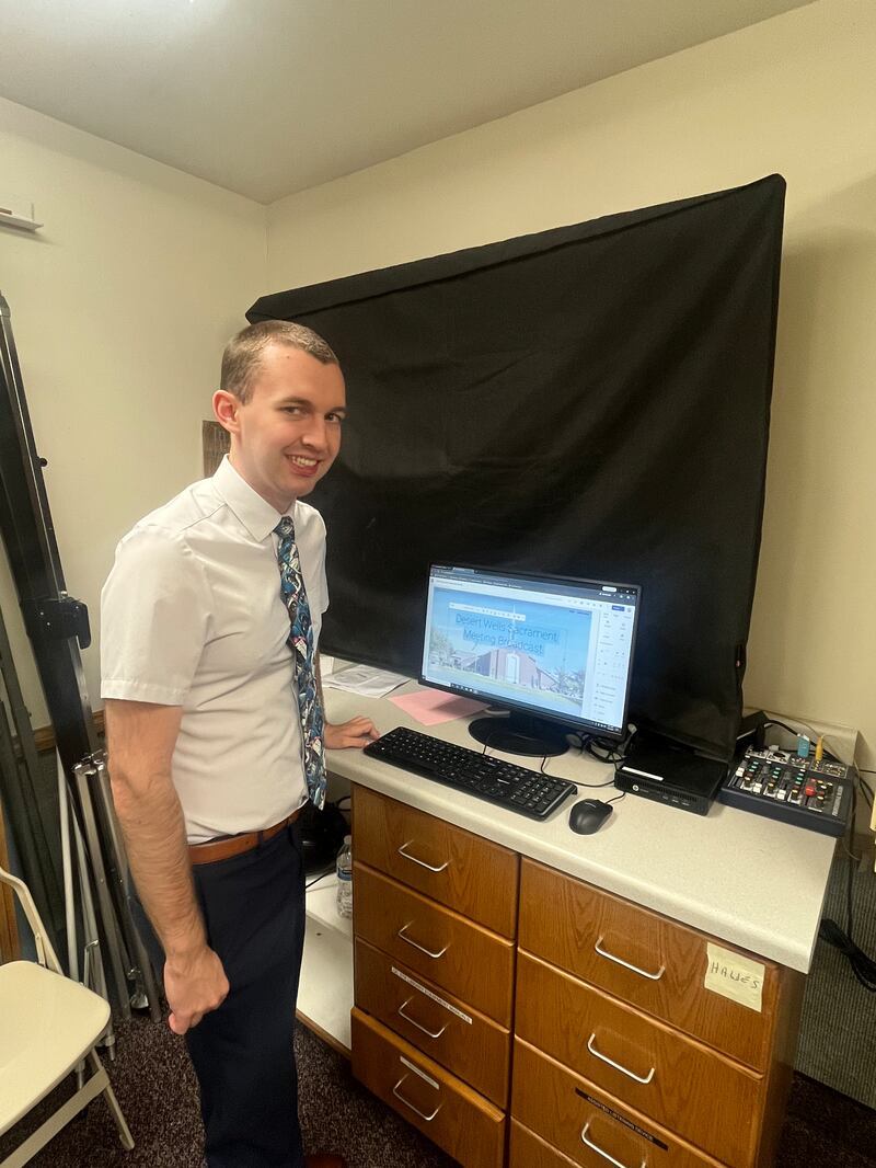 Chase Ward inicia a transmissão da reunião sacramental da Ala Desert Wells na Estaca Queen Creek Arizona Central em 8 de março de 2026. Ward serviu como especialista assistente de tecnologia da ala por quatro anos e meio.