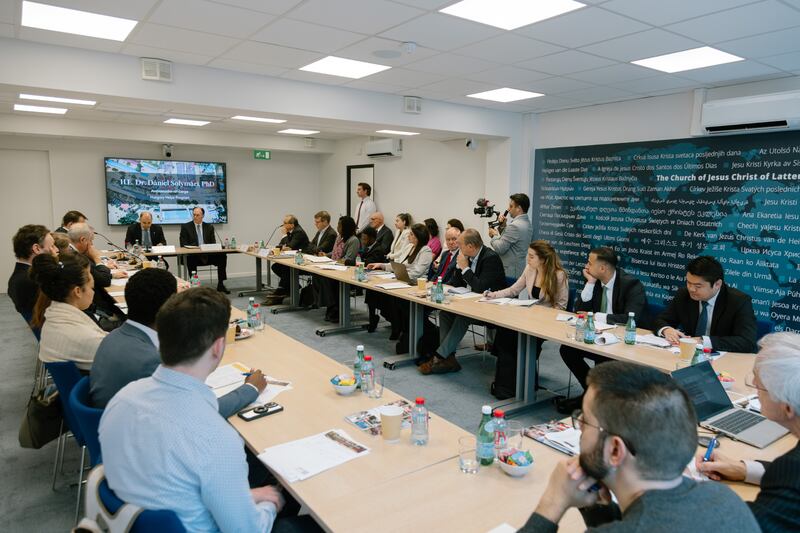 O Bispo Presidente W. Christopher Waddell realiza uma discussão em mesa redonda sobre como cuidar dos necessitados ao redor do mundo com os líderes de organizações humanitárias de Bruxelas, Bélgica, na terça-feira, 24 de março de 2026.