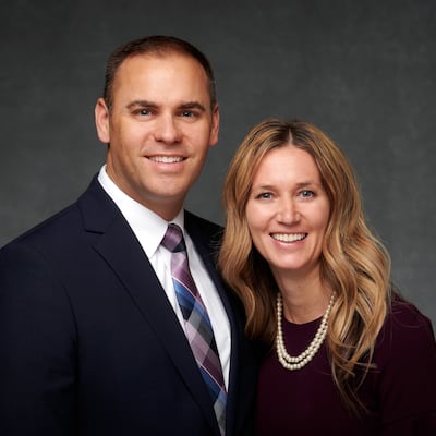 Adam B. Harker e Kimberly Ball Harker.
