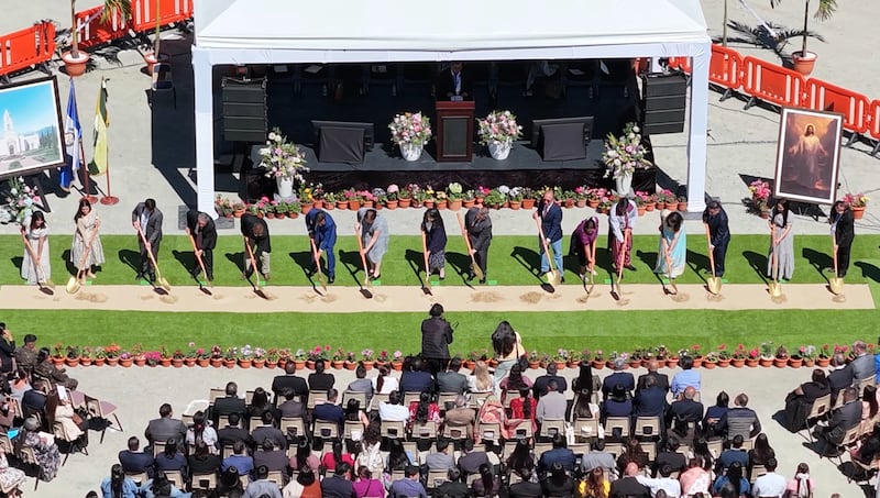 Líderes locais da Igreja e membros da comunidade lançam a pedra fundamental para o Templo de Huehuetenango Guatemala no sábado, 14 de março de 2026, em Huehuetenango, Guatemala.
